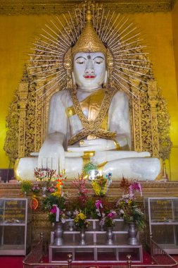 Mandalay, Myanmar - 24 Kasım 2014: Mandalay, Myanmar Kyauktawgyi Pagoda Buda heykeli