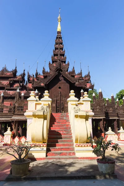 Mandalay, Myanmar - 24 Kasım 2014: Mandalay, Myanmar Bin Kyaung Shwe