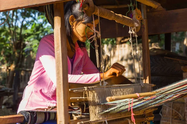 Bagan, Myanmar - 28 Kasım 2014: Myanmar geleneksel bir Bagan evde bir kız çalışıyor