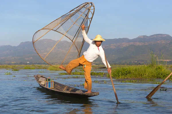 Inle Gölü, Myanmar - 30 Kasım 2014: Balıkçı Inle Gölü içinde zaman balıkçılık, Myanmar içinde hareket