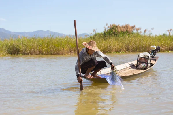 Inle Gölü, Myanmar - 30 Kasım 2014: Balıkçı Inle Gölü içinde zaman balıkçılık, Myanmar içinde hareket