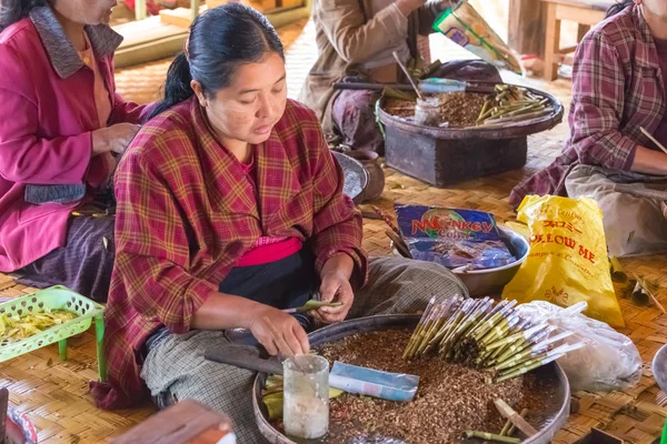 Inle Gölü, Myanmar - 01 Aralık 2014: kadın el sanatları Atölyesi Inle Gölü, Myanmar olarak Nam Pam Köyü'nde geleneksel cheroot puro haddeleme