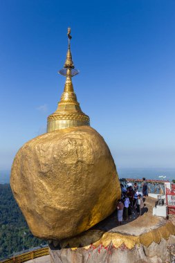 Kyaiktiyo, Myanmar - 05 Aralık 2014: Hac için Kyaikhtiyo veya Kyaiktiyo pagoda, altın rock, Myanmar