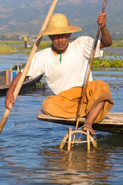 Inle Gölü, Myanmar - 30 Kasım 2014: Balıkçı Inle Gölü içinde zaman balıkçılık, Myanmar içinde hareket