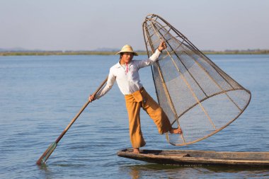 Inle Gölü, Myanmar - 30 Kasım 2014: Balıkçı Inle Gölü içinde zaman balıkçılık, Myanmar içinde hareket