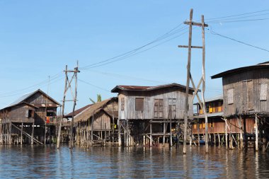 Inle Gölü, Myanmar - 30 Kasım 2014: Yüzen köylerinin Inle Gölü, Myanmar