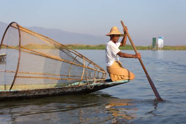 Inle Gölü, Myanmar - 30 Kasım 2014: Balıkçı Inle Gölü içinde zaman balıkçılık, Myanmar içinde hareket