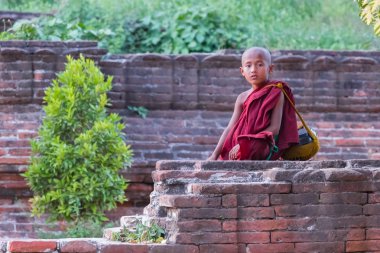 Mandalay, Myanmar - 24 Kasım 2014: genç rahip Mingun, Mandalay, Myanmar