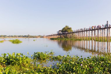 Amarapura, Myanmar - 23 Kasım 2014: U Beins Köprüsü, mandalay, Myanmar yakınındaki Amarapura dünyanın en uzun tik yaya köprüsü