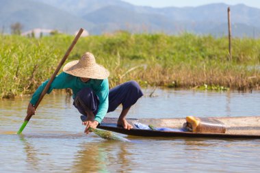 Inle Gölü, Myanmar - 30 Kasım 2014: Balıkçı Inle Gölü içinde zaman balıkçılık, Myanmar içinde hareket