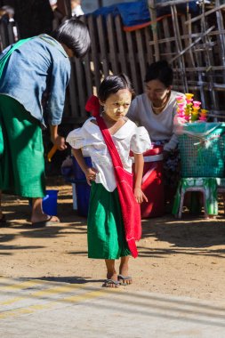 Ngapali Beach, Myanmar - 3 Aralık 2014: tanımlanamayan bir çocuk Ngapali beach otelleri güneyinde yeşim Taw, balıkçı köyü İlköğretim Okulu gider.