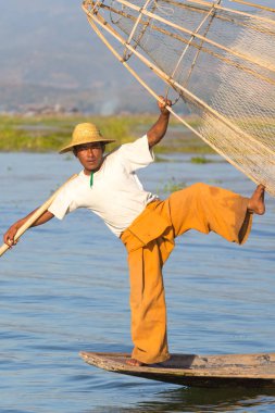 Inle Gölü, Myanmar - 30 Kasım 2014: Balıkçı Inle Gölü içinde zaman balıkçılık, Myanmar içinde hareket