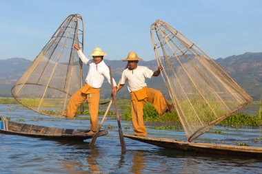 Inle Gölü, Myanmar - 30 Kasım 2014: Balıkçı Inle Gölü içinde zaman balıkçılık, Myanmar içinde hareket
