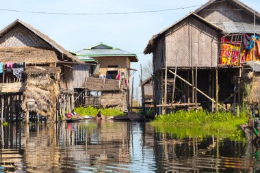 Inle Gölü, Myanmar - 01 Aralık 2014: Yüzen köylerinin Inle Gölü, Myanmar