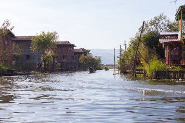 Inle Gölü, Myanmar - 30 Kasım 2014: Yüzen köylerinin Inle Gölü, Myanmar