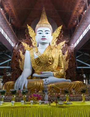 Yangon, Myanmar - 22 Kasım 2014: Chaukhtatgyi selami ve Ngahtatgyi selami, simgesel yapısının Yangon şehir merkezi, Yangon, Myanmar