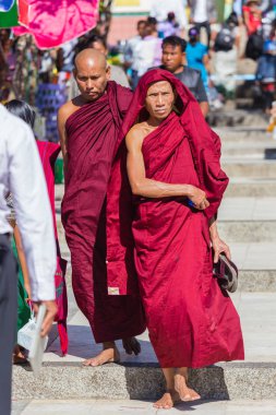 Kyaiktiyo, Myanmar - 05 Aralık 2014: Hac Kyaikhtiyo veya Kyaiktiyo pagoda, altın rock, Myanmar için iki keşiş