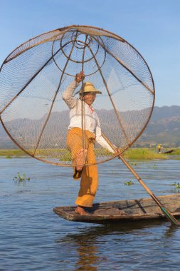 Inle Gölü, Myanmar - 30 Kasım 2014: Balıkçı Inle Gölü içinde zaman balıkçılık, Myanmar içinde hareket