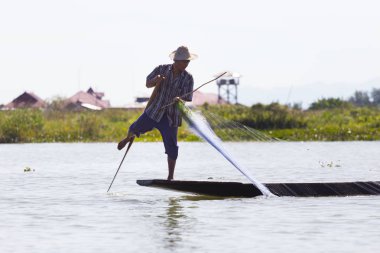 Inle Gölü, Myanmar - 30 Kasım 2014: Balıkçı Inle Gölü içinde zaman balıkçılık, Myanmar içinde hareket
