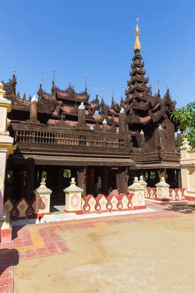 Mandalay, Myanmar - 24 Kasım 2014: Mandalay, Myanmar Bin Kyaung Shwe