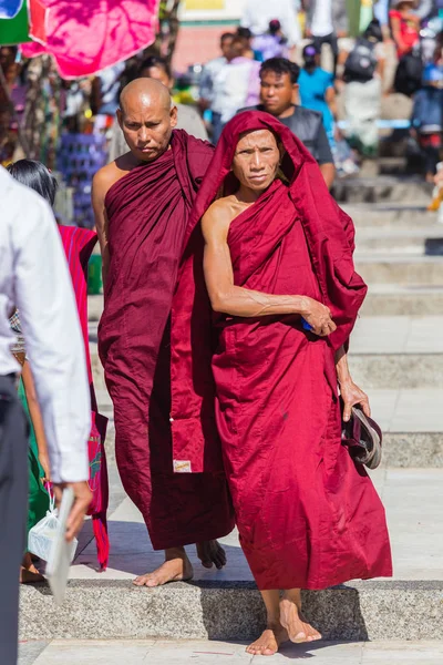 Kyaiktiyo, Myanmar - 05 Aralık 2014: Hac Kyaikhtiyo veya Kyaiktiyo pagoda, altın rock, Myanmar için iki keşiş