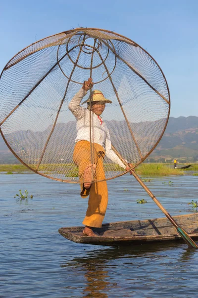 Inle Gölü, Myanmar - 30 Kasım 2014: Balıkçı Inle Gölü içinde zaman balıkçılık, Myanmar içinde hareket