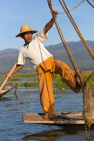 Inle Gölü, Myanmar - 30 Kasım 2014: Balıkçı Inle Gölü içinde zaman balıkçılık, Myanmar içinde hareket