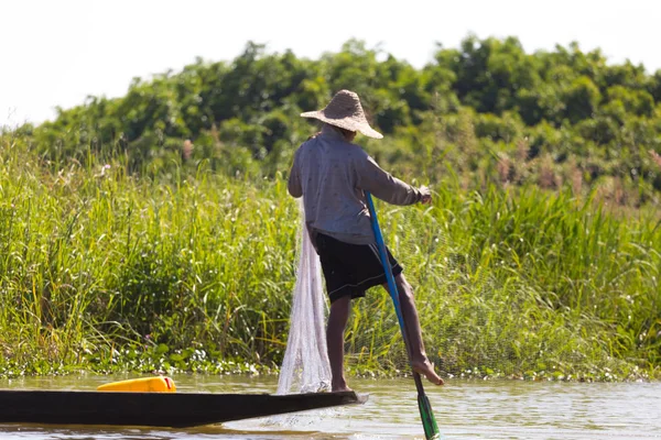 Inle Gölü, Myanmar - 30 Kasım 2014: Balıkçı Inle Gölü içinde zaman balıkçılık, Myanmar içinde hareket