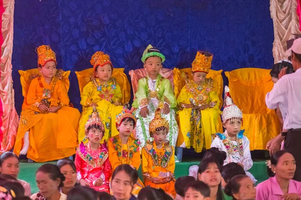 Bagan Myanmar Listopadu 2014 Shinbyu Obřad Jedné Vesnici Bagan Dětmi — Stock fotografie