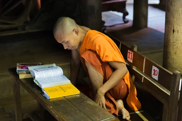 Inwa, Myanmar - 23 Kasım 2014: Genç rahip Bagaya Kyaung, Mandalay, Myanmar yakınındaki Inwa