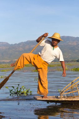 Inle Gölü, Myanmar - 30 Kasım 2014: Balıkçı Inle Gölü içinde zaman balıkçılık, Myanmar içinde hareket