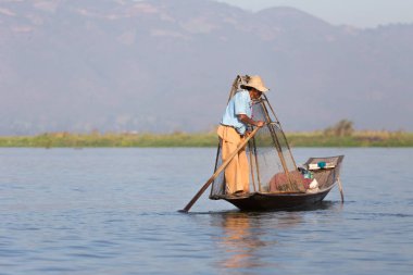 Inle Gölü, Myanmar - 30 Kasım 2014: Balıkçı Inle Gölü içinde zaman balıkçılık, Myanmar içinde hareket