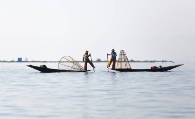 Inle Gölü, Myanmar - 30 Kasım 2014: Balıkçı Inle Gölü içinde zaman balıkçılık, Myanmar içinde hareket