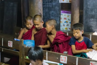 Inwa, Myanmar - 23 Kasım 2014: Genç rahipler de Bagaya Kyaung, Mandalay, Myanmar yakınındaki Inwa