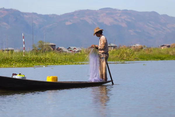 Inle Gölü, Myanmar - 30 Kasım 2014: Balıkçı Inle Gölü içinde zaman balıkçılık, Myanmar içinde hareket