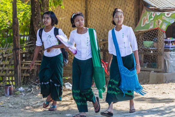 Ngapali Beach, Myanmar - 3 Aralık 2014: Ngapali beach otelleri güneyinde balıkçı köyü yeşim Taw, okulda okul üç küçük kız gitmek.