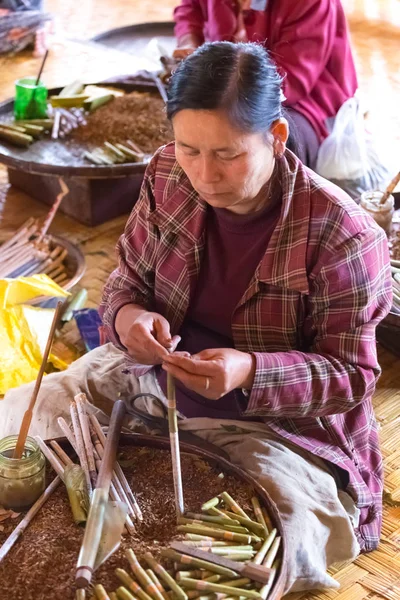 Inle Gölü, Myanmar - 01 Aralık 2014: kadın el sanatları Atölyesi Inle Gölü, Myanmar olarak Nam Pam Köyü'nde geleneksel cheroot puro haddeleme