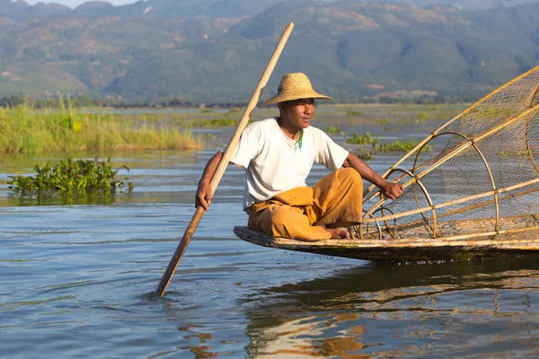 Inle Gölü, Myanmar - 30 Kasım 2014: Balıkçı Inle Gölü içinde zaman balıkçılık, Myanmar içinde hareket