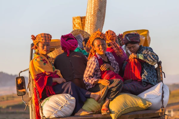 Kalaw Myanmar November 2014 Many Peasants Burmese Traditional Clothes Come — Stock Photo, Image