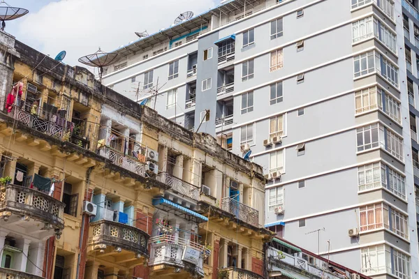 Yangon, Myanmar - 05 Aralık 2014: Yangon, Myanmar modern ve eski binalarda in görünüm