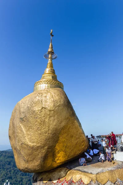 Kyaiktiyo Myanmar Декабря 2014 Паломничество Пагоду Kyaikhtiyo Kyaiktiyo Golden Rock — стоковое фото