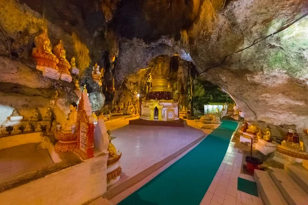 Pindaya, Myanmar - 29 Kasım 2014: altın Pindaya mağaralara Buda heykelleri