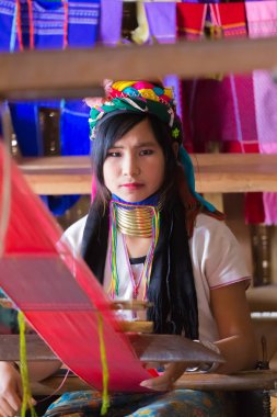 Inle Gölü, Myanmar - 30 Kasım 2014: Kayan (Padaung) Kabilesinin köyünde Inle Gölü yakınındaki pamuk dokuma için geleneksel giyim inşaat tanımlanamayan bir kız