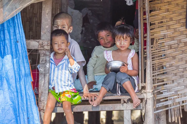Ngapali Μιανμάρ Δεκεμβρίου 2014 Παιδιά Στο Χωριό Θάντγουε Παραλία Νγκαπάλι — Φωτογραφία Αρχείου