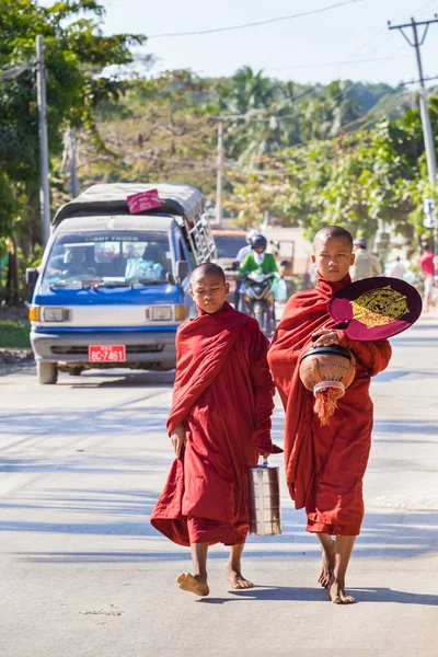 Ngapali Beach Myanmar Dezembro 2014 Dois Jovens Monges Caminham Aldeia — Fotografia de Stock