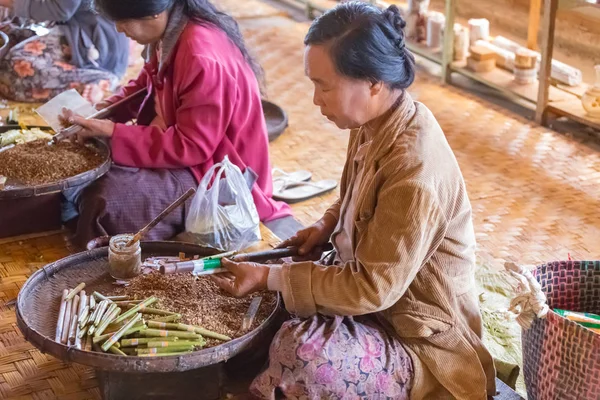Inle Gölü, Myanmar - 01 Aralık 2014: kadın el sanatları Atölyesi Inle Gölü, Myanmar olarak Nam Pam Köyü'nde geleneksel cheroot puro haddeleme