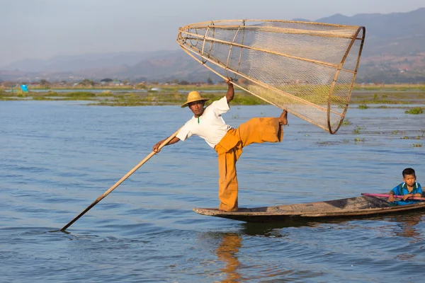 Inle Gölü, Myanmar - 30 Kasım 2014: Balıkçı Inle Gölü içinde zaman balıkçılık, Myanmar içinde hareket