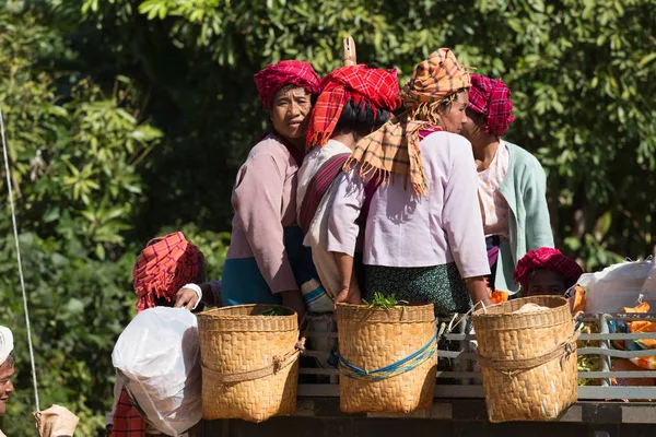 Inle Λίμνη Μιανμάρ Νοεμβρίου 2014 Άνθρωποι Inn Dain Khone Στο — Φωτογραφία Αρχείου