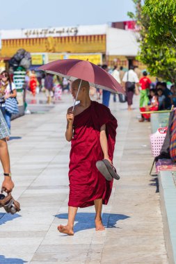 Kyaiktiyo, Myanmar - 05 Aralık 2014: Hac bir rahip için Kyaikhtiyo veya Kyaiktiyo pagoda, altın rock, Myanmar