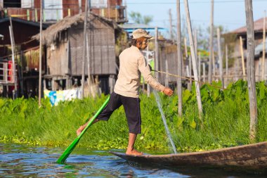 Inle Gölü, Myanmar - 30 Kasım 2014: Balıkçı Inle Gölü içinde zaman balıkçılık, Myanmar içinde hareket